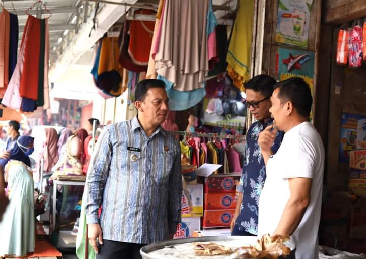 Saat lakukan monitoring, Kamis (7/3/2024), Pj Wako Sonny sempatkan diri dialog dengan salah seorang pedagang pasar.